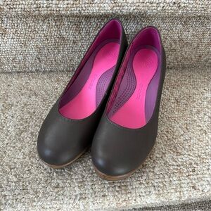 NWOT  Crocs A-Leigh Womens Closed Toe Leather Wedge Sz 9 Brown Faux Leather Heel